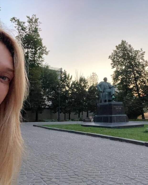 Вера Брежнева засветилась на прогулке без макияжа
