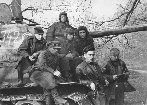 Бойцы и командиры 7-го гвардейского танкового корпуса у танка Т-34–85 с экипажем в Берлине - Армия, которая умеет воевать | Военно-исторический портал Warspot.ru