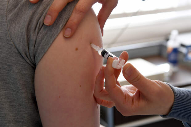 Леонов: россиян не будут наказывать за отказ от прививок