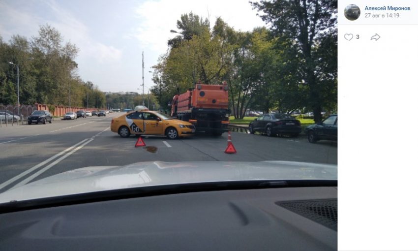 На Головинском шоссе такси влетело в водовоз