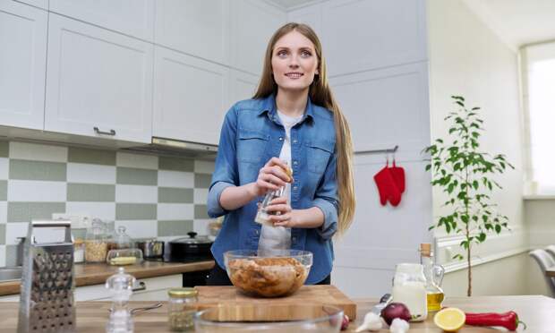 Почему чудовищная ошибка — мыть курицу перед готовкой, объяснили ученые из Австралии