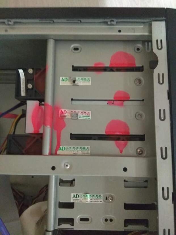 В ремонт принесли системник с розовыми метками на комплектующих