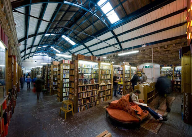 Из такого книжного не выйдешь без покупки