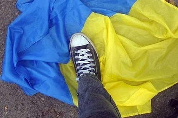 Украинцев выгнали из кафе в Черногории из-за флага (ВИДЕО)