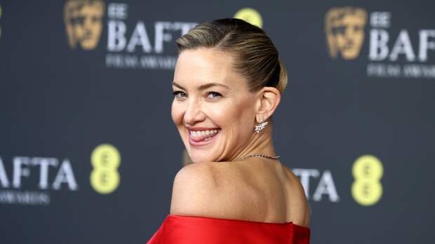 Актриса Кейт Хадсон снялась в платье с глубоким декольте и разрезом