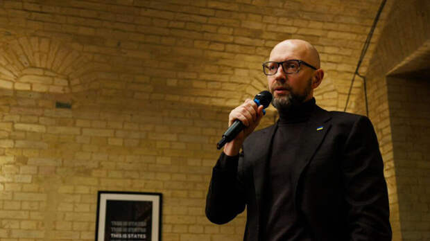 Экс-премьер Украины Яценюк и глава ВМС ВСУ объявлены в розыск