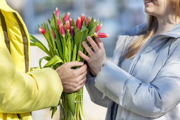 Роскачество: перед 8 Марта мошенники выманивают деньги за "оптовые цветы"