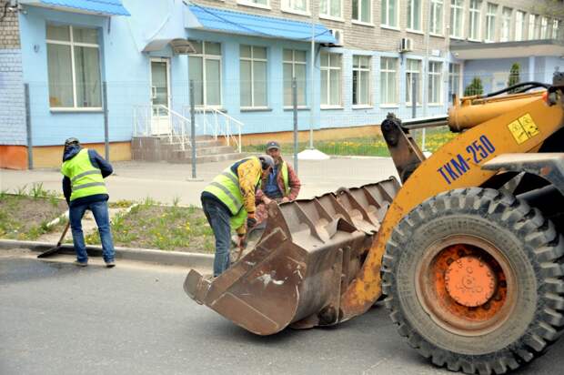 В Твери проводятся работы по летнему содержанию улично-дорожной сети