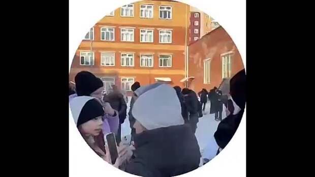 Восьмиклассница облила бензином и подожгла одноклассника в Красноярске — у пострадавшего сильнейшие ожоги.