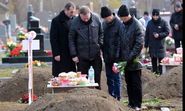 В РПЦ против традиции выпивать на кладбищах в день поминания