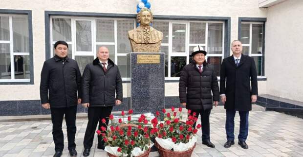 В киргизском Оше открыли памятник Ломоносову