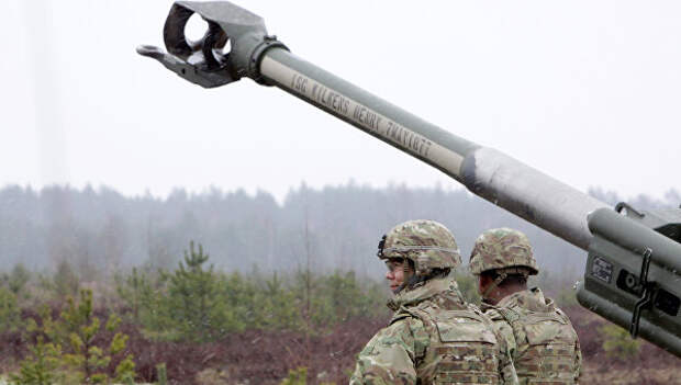 Военнослужащие блока НАТО возле гаубицы М-777 на военных учениях Operation Summer Shield на полигоне Адажи в Латвии Военнослужащие блока НАТО возле гаубицы М-777 на военных учениях Operation Summer Shield на полигоне Адажи в Латвии