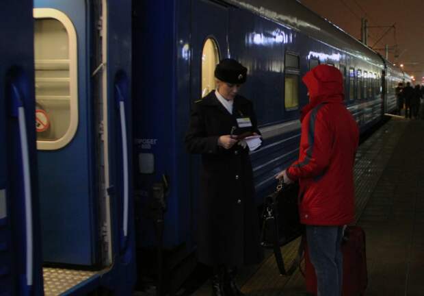 Проводники в поезде забирают билеты на ночь