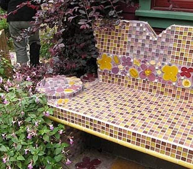 Дачная скамейка с мозаикой