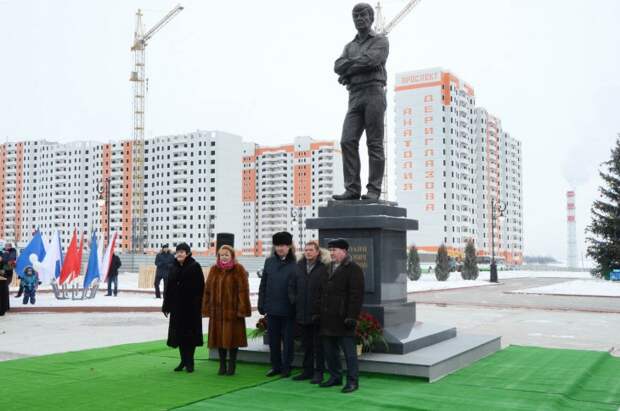 В Курске открыли памятник заслуженному строителю России Анатолию Дериглазову