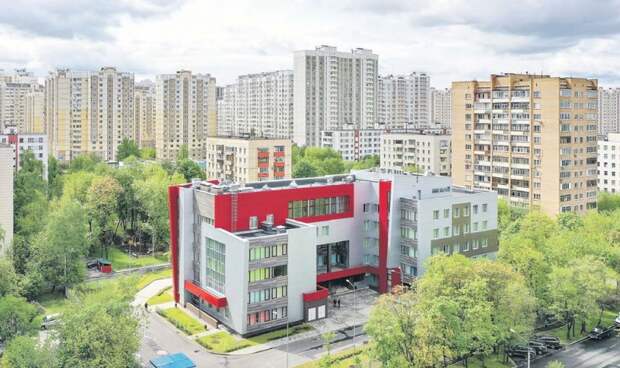 Новая поликлиника и переход с лифтами в Марфине