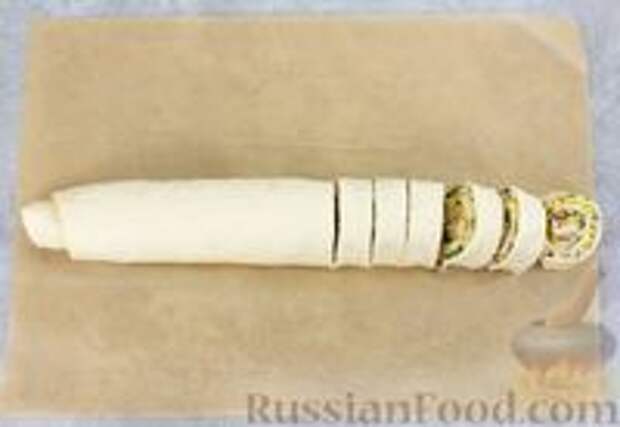 Фото приготовления рецепта: Слоёные рулетики с ветчиной, сыром и чесноком - шаг №10