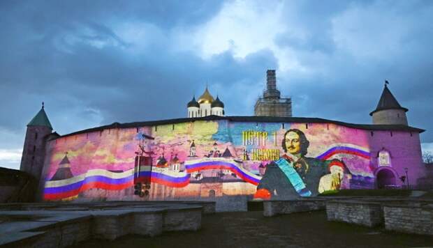 На фото: изображение Петра I во время мультимедийного спектакля, посвященного 350-летию со дня рождения Петра Великого, на территории Довмонтова города Псковского Кремля. 