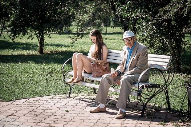 Хотела уступить место деду, а это, оказывается, жених