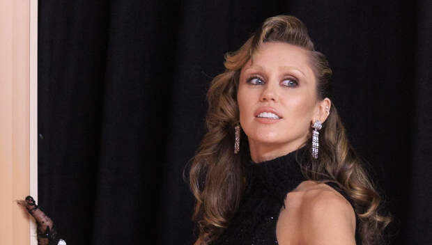 Певица Майли Сайрус выложила фото в платье с разрезом до бедра