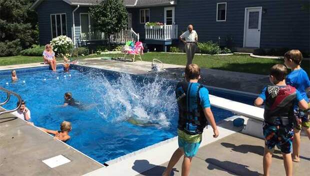 94-летний судья построил бассейн для соседских детей, чтобы не чувствовать себя одиноким