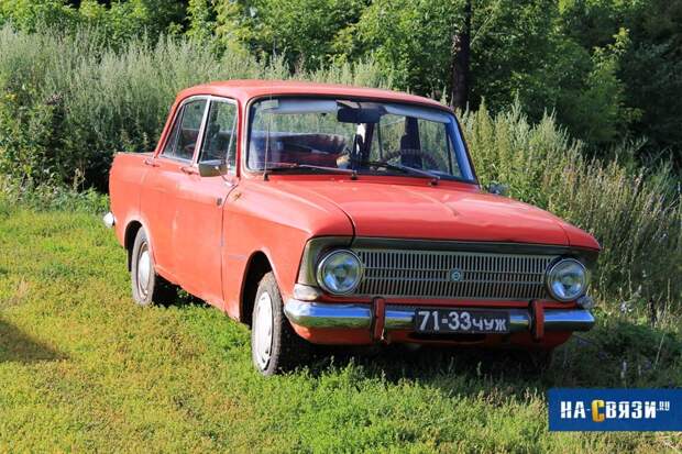 А вот два ижевских «Москвич М-412». Данные модели производили в Ижевске вплоть до конца 90-х годов, хотя на фотографиях мы видим М-412, которые выпускались до 1982 года, когда был проведен рестайлинг модели. Автомобили СССР, ретро авто