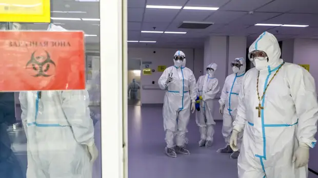 Вирусолог Чумаков оценил потенциальную опасность от штамма COVID-19 «омикрон»