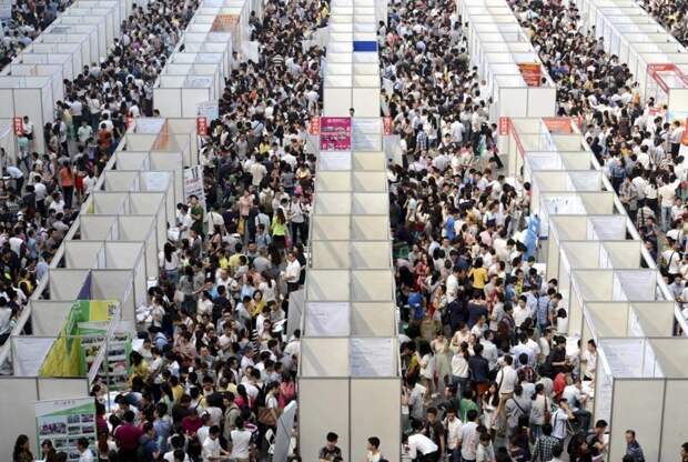 10. Павильоны ярмарки вакансий в Чунцине. китай, личное пространство, перенаселенность, повседневность, толпа, факты, фото