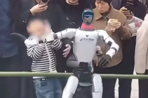 Танцующий робот из Китая ударил ребёнка по лицу