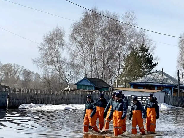 Спасатели оказывают помощь населению после подъёма воды в реке Карасук