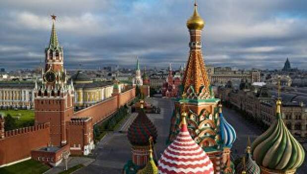 На первом плане купола Храма Василия Блаженного на Красной площади в Москве. Архивное фото