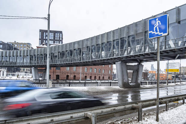 Грузовик врезался в надземный переход в Новой Москве
