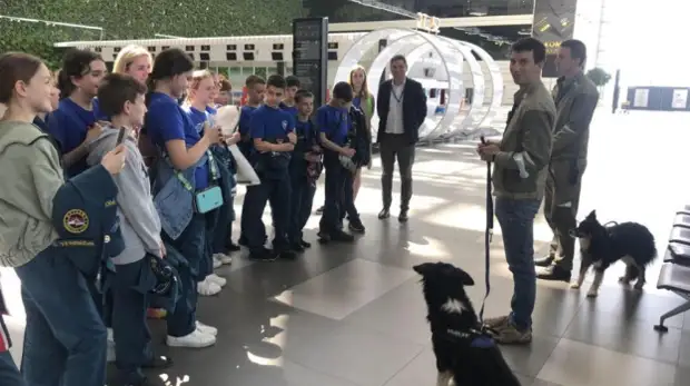 Для симферопольских школьников организовали экскурсию в аэропорт