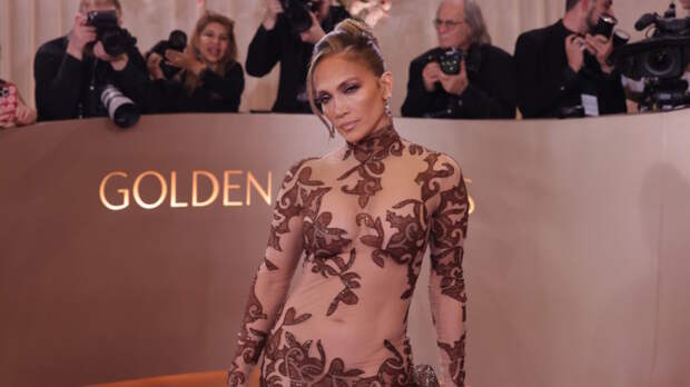 Дженнифер Лопес водит вертолет и завязывает роковой роман с Бреттом Голдстином в трейлере "Офисного романа"