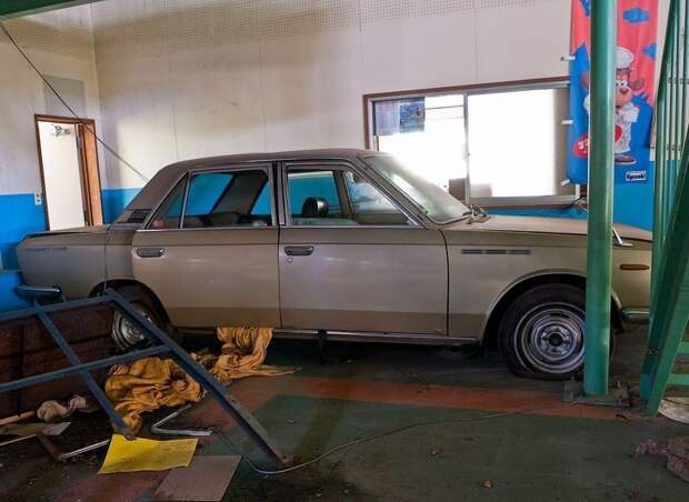 Заброшенный автомобильный музей в Японии заброшенные автомобили, музей, ретро авто, япония