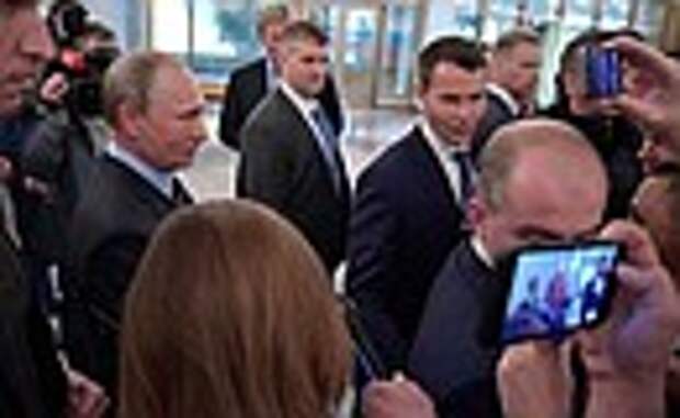 Владимир Путин посетил избирательный участок №2151 в Гагаринском районе Москвы и проголосовал на выборах депутатов представительных органов местного самоуправления.