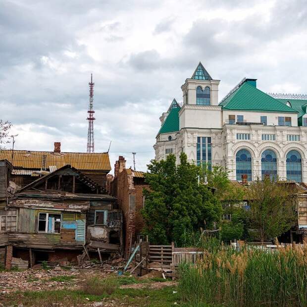Старое в городе соседствует с новым. Здесь - рай для фотохудожников и любителей контрастов Астрахань, где погулять, путеводитель, регион 30