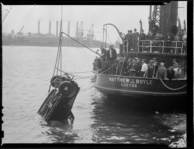 Подъем машины из воды, май 1936 года