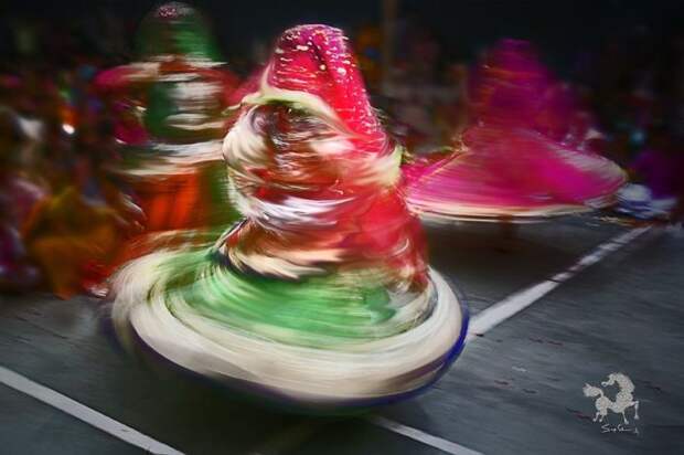 Праздничные танцы, Барсана, Индия. Автор: Swarup Chatterjee.