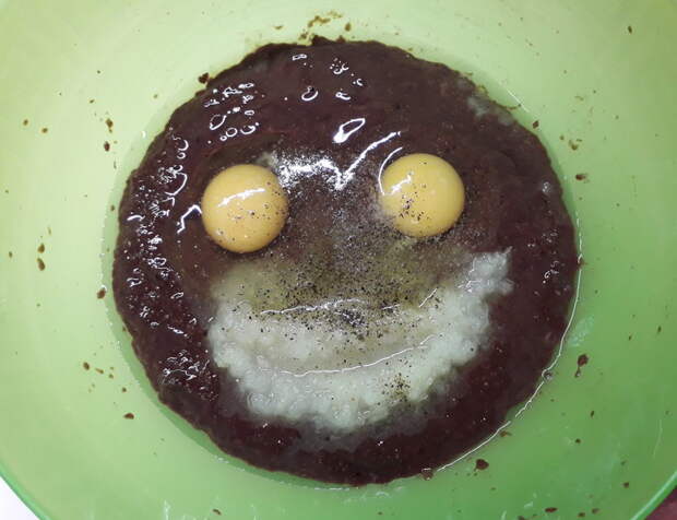 Разбиваем яйца, солим и перчим
