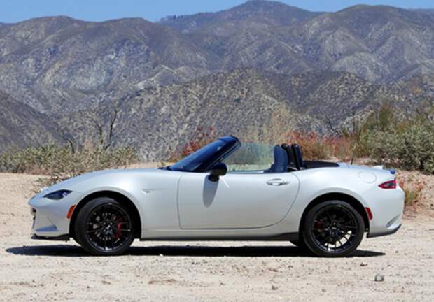 Автомобиль Mazda MX-5 Miata.