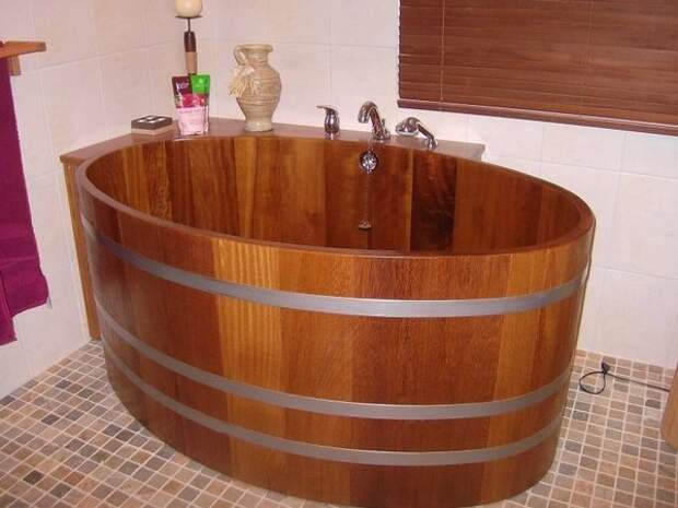 Деревянная ванна в форме ладьи