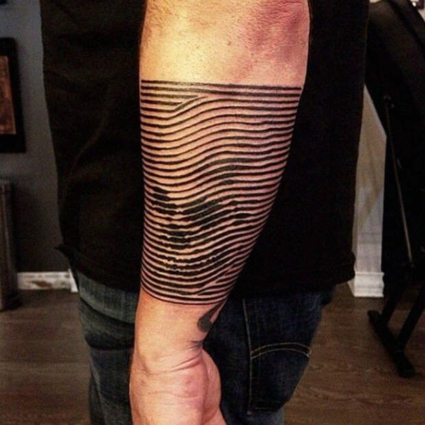 Оптическая иллюзия в татуировке.