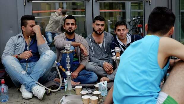 Беженцы с Ближнего Востока у выставочного центра в Гамбурге
