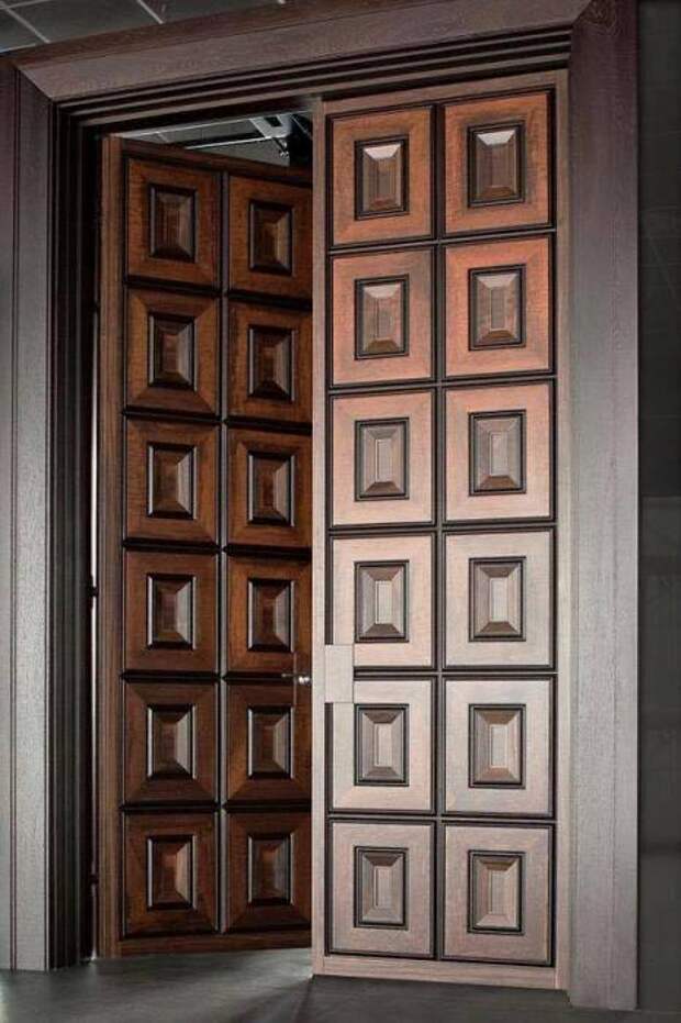 Современная двустворчатая деревянная дверь из натурального материала. 