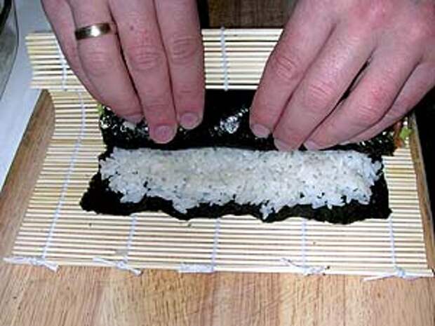 Сушим сами. Чем заменить нори в роллах. Роллы рисом наружу как резать. Чем можно заменить листы нори. Что можно положить в суши вместо риса.