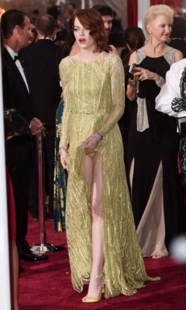 На церемонии 2015-го года Эмма Стоун поразила фанатов свои роскошным платьем. Позируя перед камерами, она совсем забыла о высоте разреза Фото © Kevin Mazur/WireImage / mirror.co.uk.