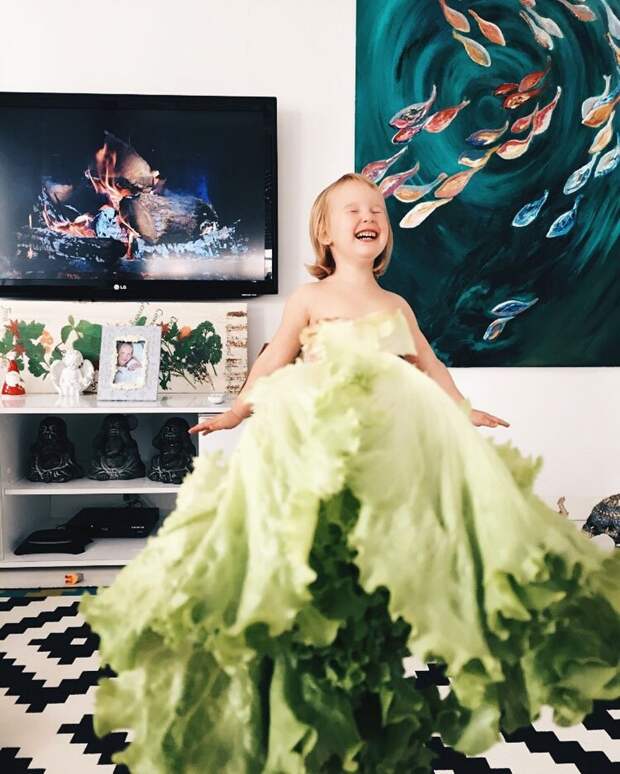 Маленькая девочка и её мама создают забавные воображаемые платья из еды и цветов дети, еда, мало, платье, родители, фантазия, фрукты, цветы