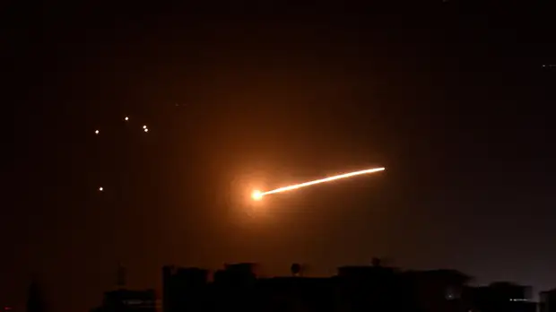 Двое сирийских военных пострадали в результате ударов ВВС Израиля