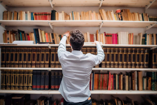 Парень купил потрепанную книгу и раскрыл чужую семейную тайну